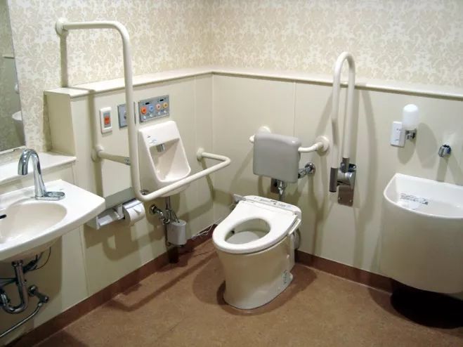 公共场所里,有专门设有 老人能安全便利使用的厕所▼