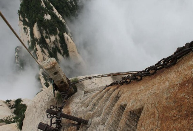 直击世界上最“恐怖”景区阶梯 游客吓到腿软