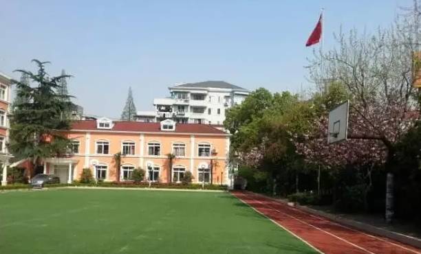 在虹口区是数一数二的民办小学 艺术和爱菊齐名,一入学就会分音乐