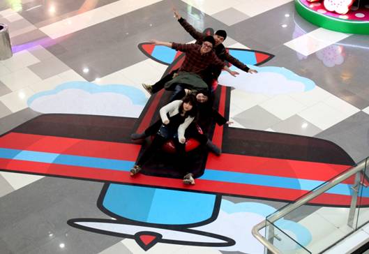 这些创意休息椅商场的公共空间与顾客紧密连系