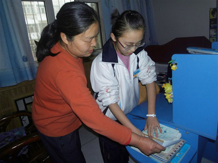上海热线财经频道-- 10岁女孩干家务与父母讨价