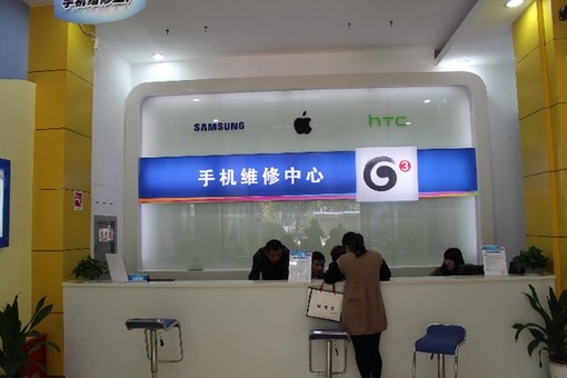 上海热线财经频道-- 三星手机官方维修被曝存黑