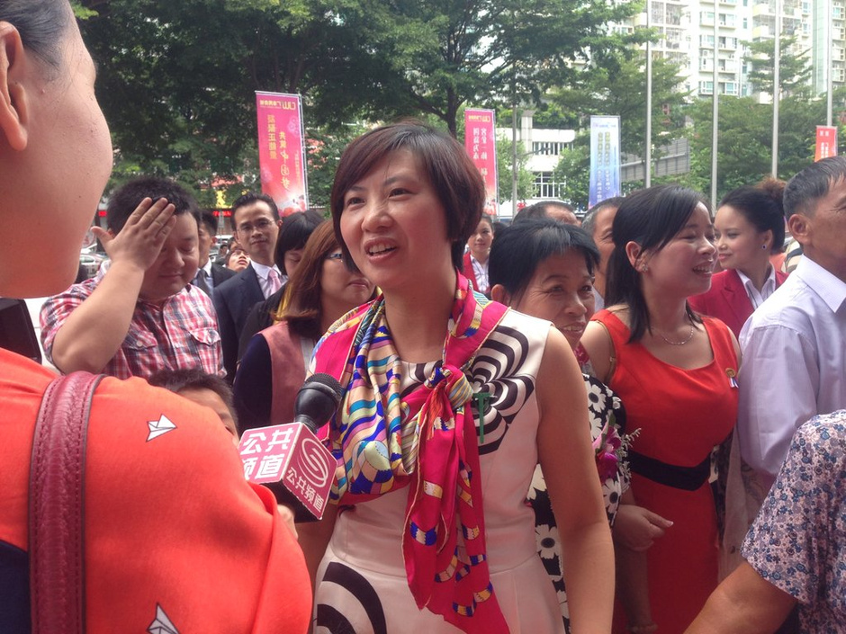 上海热线HOT新闻-- 深圳土豪公司奖励员工红旗