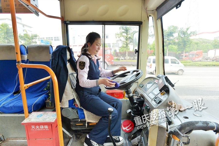 上海热线财经频道-- 开陆虎上班的公交车女司机
