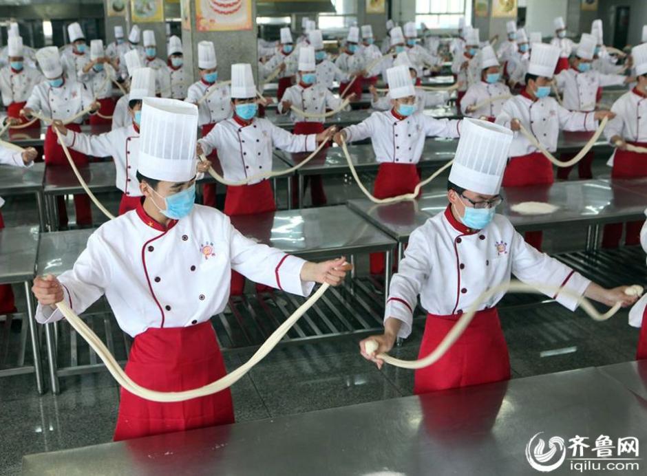 上海热线财经频道-- 探秘 蓝翔 火爆背后奥秘 毕