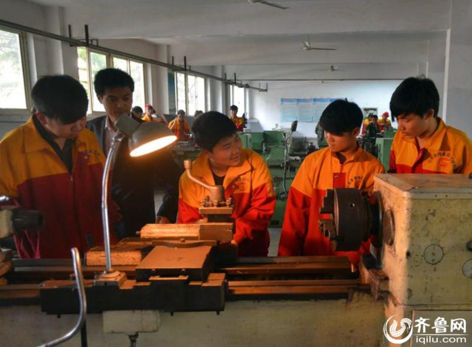 上海热线财经频道-- 探秘 蓝翔 火爆背后奥秘 毕