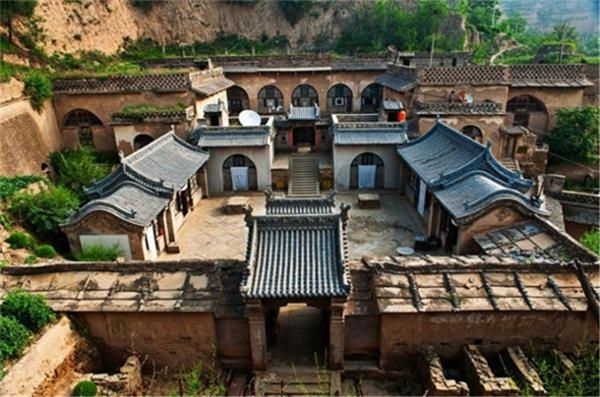 姜氏庄园,位于陕西省米脂县城东,是陕北大财主姜耀祖于清光绪年间投