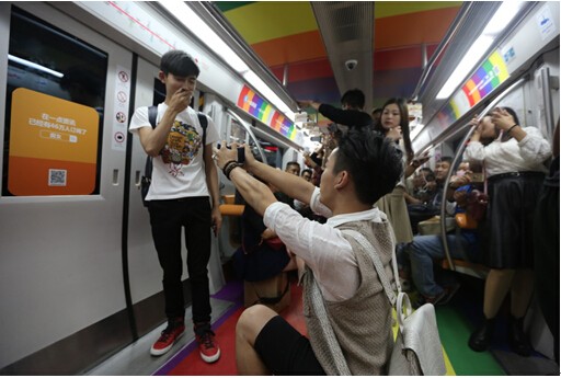 上海热线财经频道-- 北京地铁上演男男求婚,同