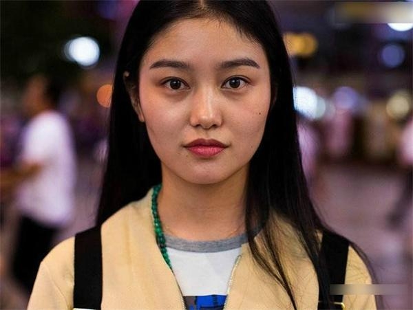 罗马尼亚摄影师米哈拉的《美人地图集》吸引全球目光,其中一张标注为拍摄于成都夜晚的美女照片,也随之爆红网络。这位照片中的川妹子叫张冉,今年27岁,来自乐山沐川,目前在乐山犍为县开服装店。张冉笑着说,每个人的审美观点都不一样,不必强求,我给自己打70分。