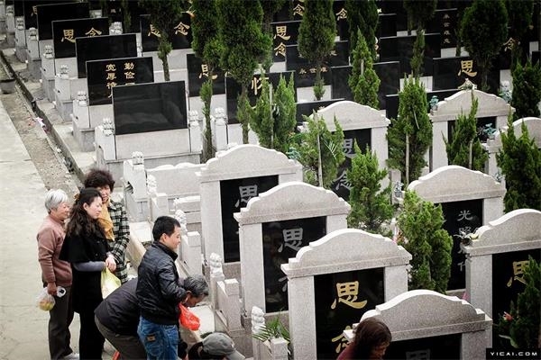 道--上海墓穴价格动辄10万起:十年后有钱没墓?