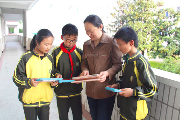 上海热线财经频道--江苏最会用手机上课的老师