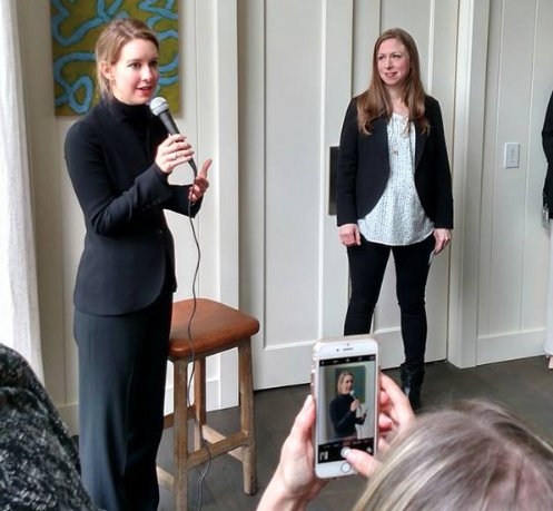 ��姆斯在演讲,希拉里女儿切尔西站一旁.