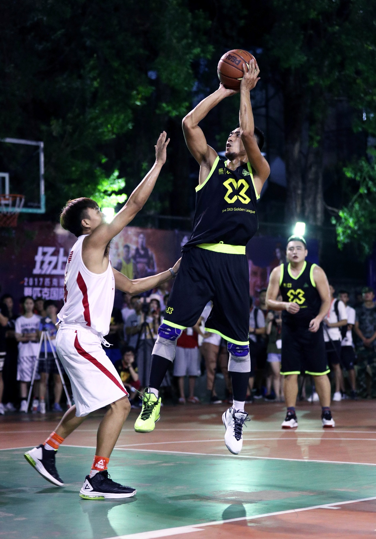 上海热线财经频道--3X3黄金联赛明星球员与乔