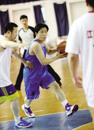 上海热线财经频道--管峻:书法是灵魂 篮球为生