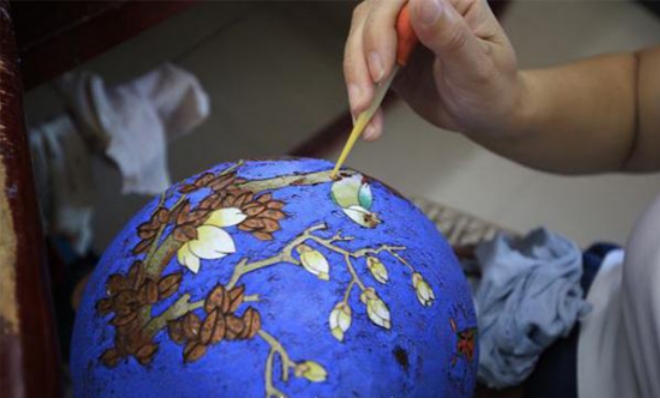 上海热线财经频道--“指引收藏”喜迎景泰蓝工艺美术大师丁明鸿莅临指导