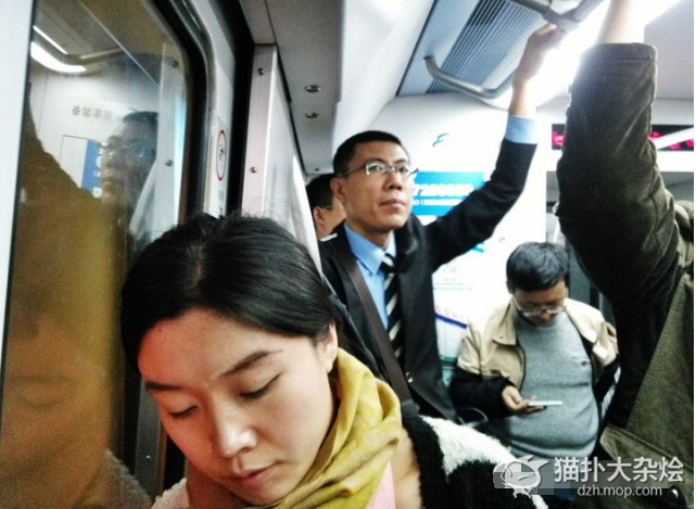 上海热线财经频道-- 实拍北京白领上班挤地铁见