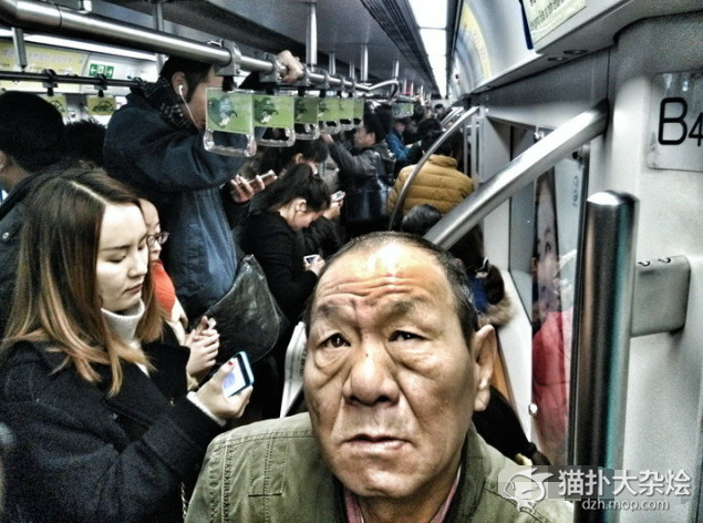 上海热线财经频道-- 实拍北京白领上班挤地铁见