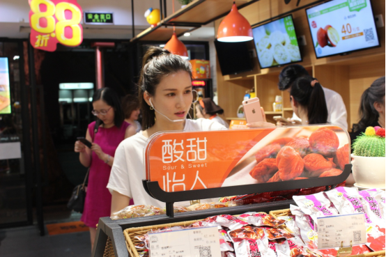 上海热线财经频道--颜王店长空降来伊份