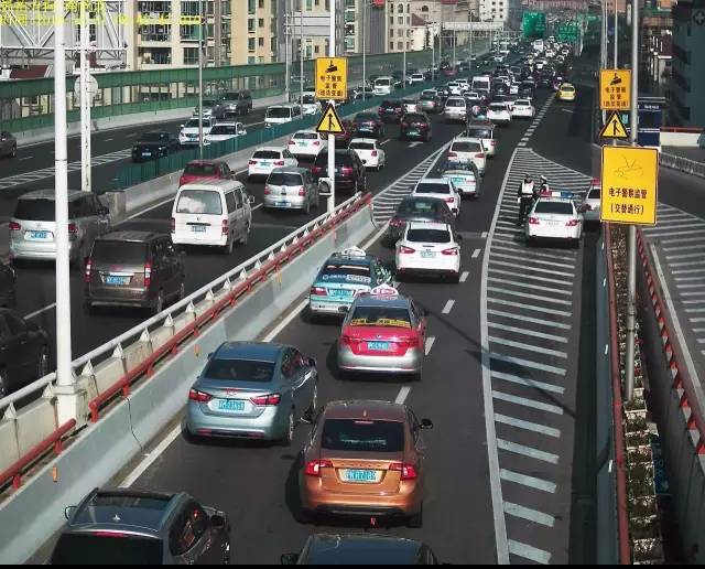 的   电子警察设备日前已经在   南北高架东侧近鲁班立交进口路段启用