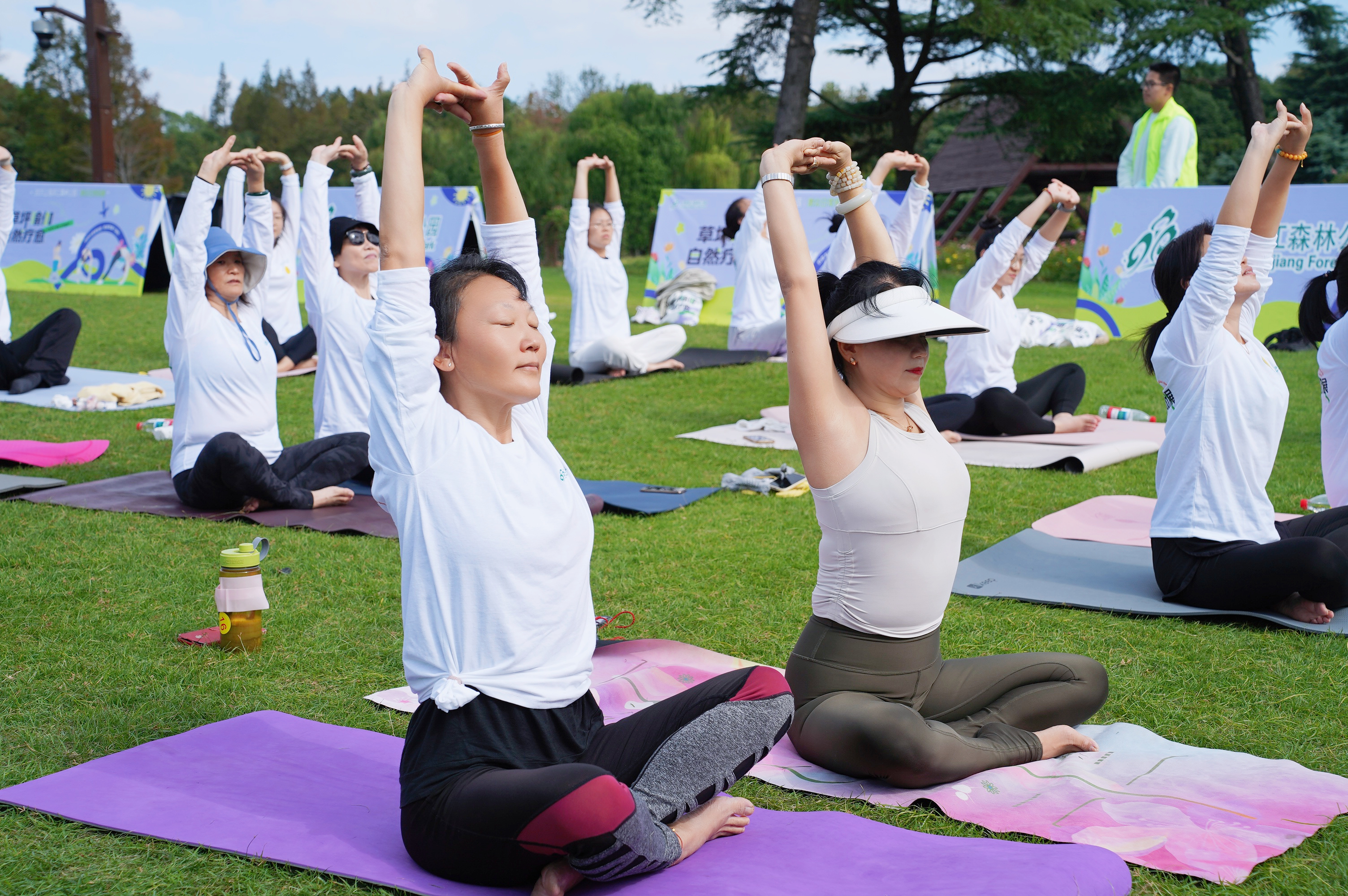 深化"公园 体育"融合 上海滨江森林公园"草坪瑜伽"活动探索全民健身新