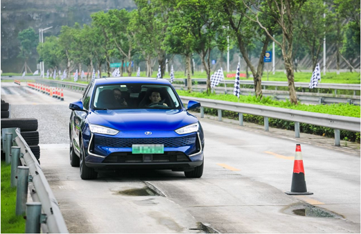 一车多能 赛力斯华为智选sf5给你无限驾趣