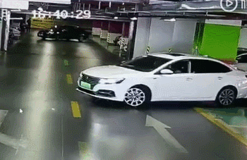 女司机倒车连撞数量豪车!网友:这得赔多少?