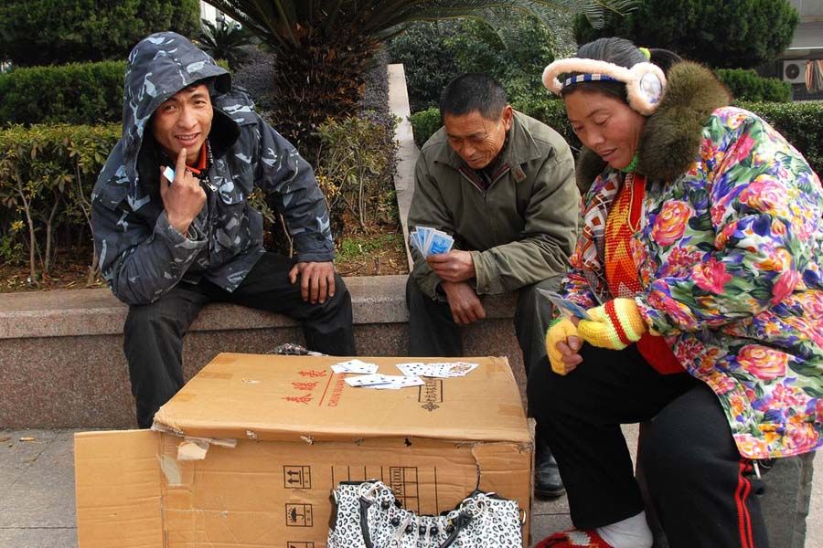 上海热线财经频道-- 浙江独腿男孩寒风中乞讨