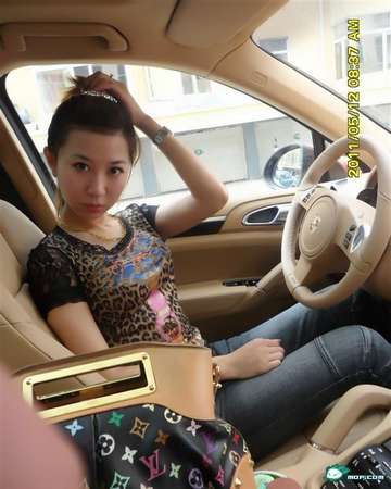 90后美女网络现身炫富 自称是保时捷控