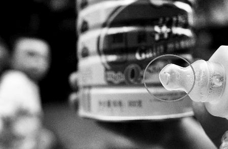 雅培奶粉屡遭消费者投诉 厂商坚称质量没问题图