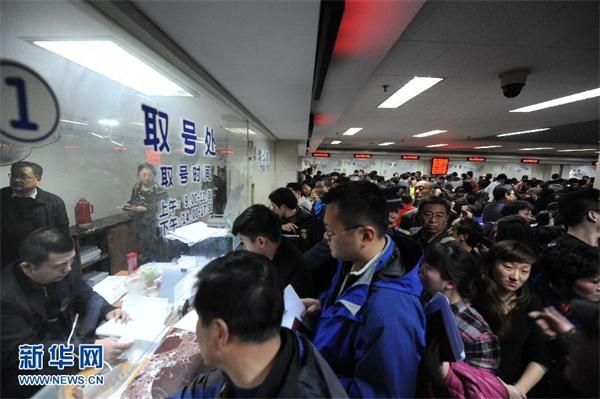 (财经专线)(1)南京：市民办理二手房交易