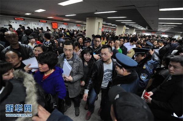 (财经专线)(2)南京：市民办理二手房交易