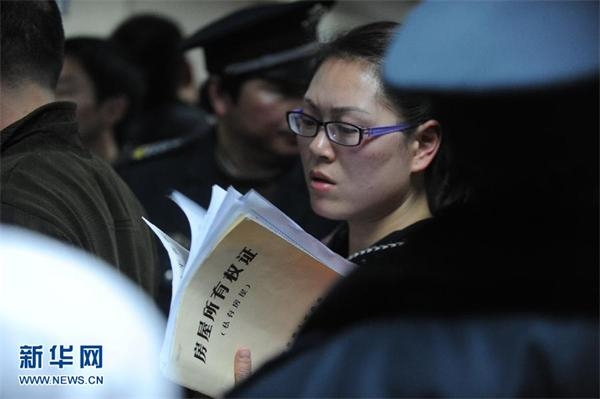 (财经专线)(3)南京：市民办理二手房交易