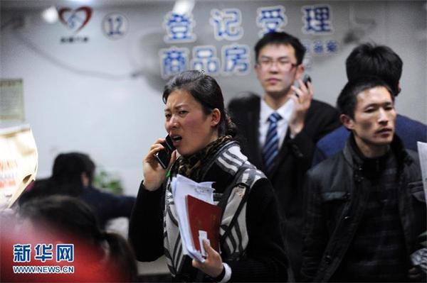 (财经专线)(4)南京：市民办理二手房交易