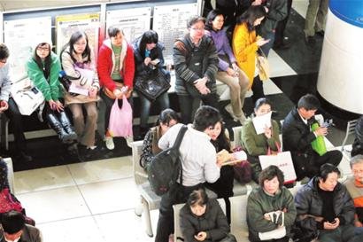 各区房产交易中心爆棚堪比春运 大门竟被挤爆