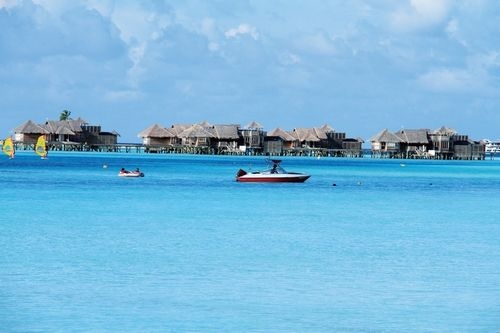 这里一切都是净的，空气、道路、沙滩、大海，净得清澈透明 