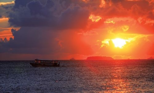 看海水那边日落日出，映出霞光，感觉时光的流逝 