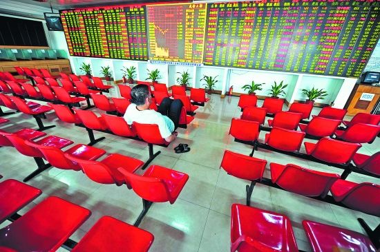 眼看股市走向“熊”途，不少股民纷纷“落跑”。新华