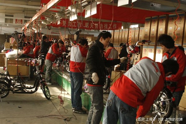 老美在中国工厂当蓝领打工仔 