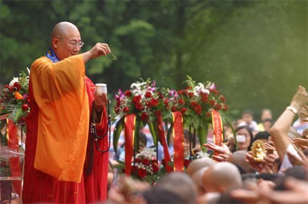 中国土豪的9大转变：从戴金链子转成戴佛珠