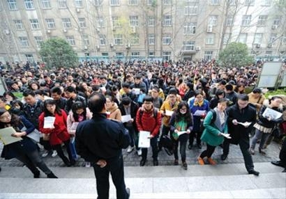 2013年，江苏有27万多考生参加省招录公务员考试。 