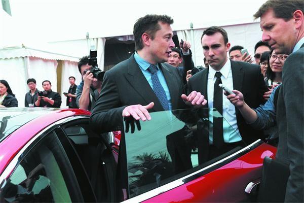 马斯克(前左)现场接受媒体采访。 