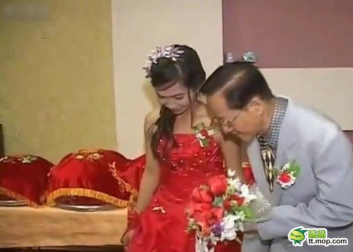 图为中国60岁老汉在越南娶年轻的越南妻子.