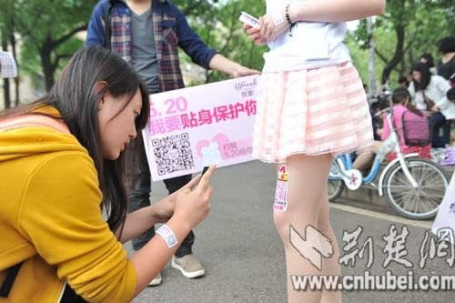 这些女生其实是在参与一个出租身体做广告位的创意营销活动