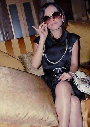 土豪大婚千万现金显摆 光看车牌就跪了(图) 中外"土豪" 摆阔烧钱 雷人