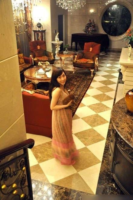 90后富家女炫富称一件衣抵工薪五个月工资