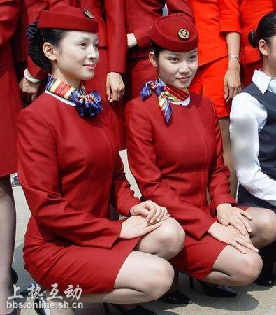 空姐蹲式服务走红男乘客害怕把持不住