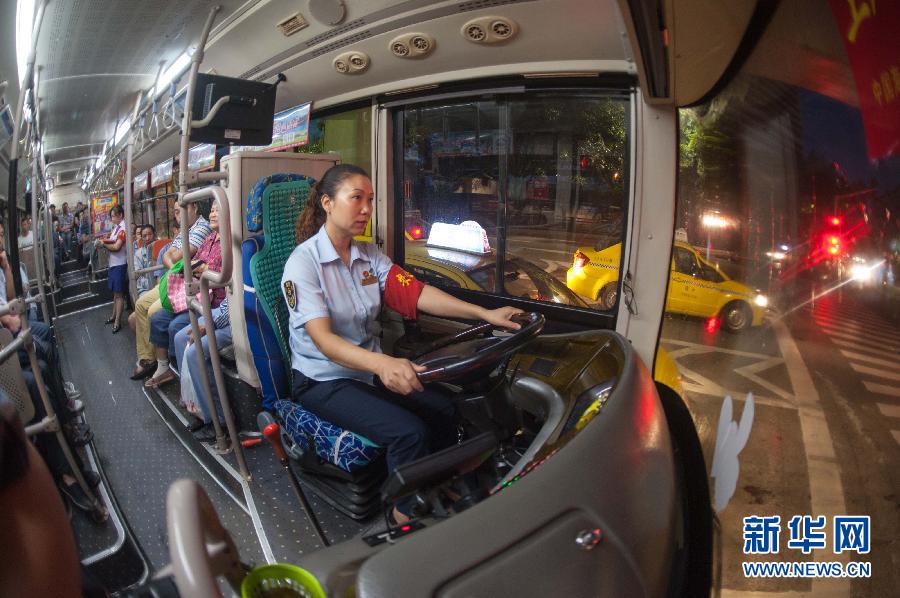 上海熱線財經頻道—— 開陸虎上班的公交車女司機