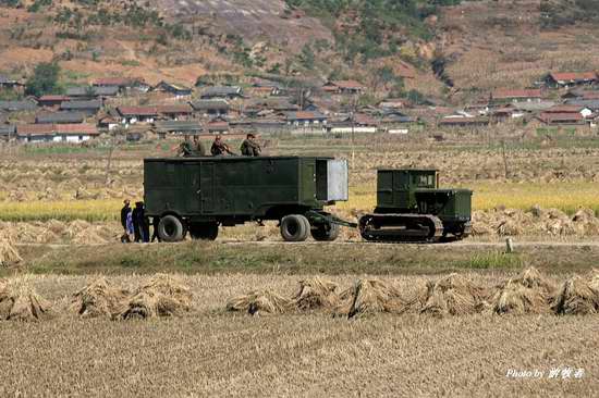实拍朝鲜农村震撼的生活场面 女人羞涩张望