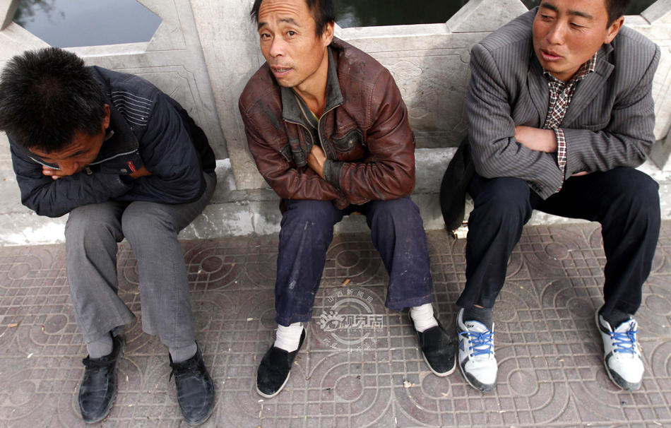 等活儿的农民工,有时候这样一等就是好几天,总的
