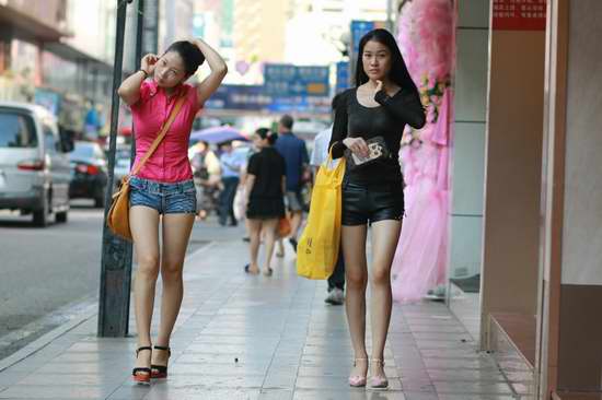 上海热线财经频道-- 网友<em>街拍</em>东莞街头<em>美女</em> 一